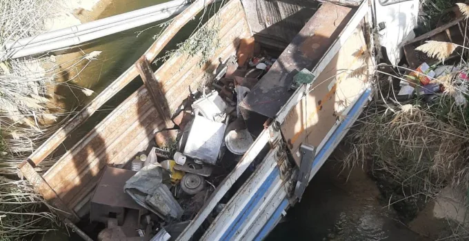 Muradiye’de Kamyonet Su Kanalına Uçtu: Sürücü Yaralandı