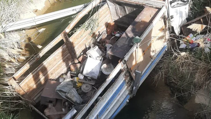 Muradiye’de Kamyonet Su Kanalına Uçtu: Sürücü Yaralandı