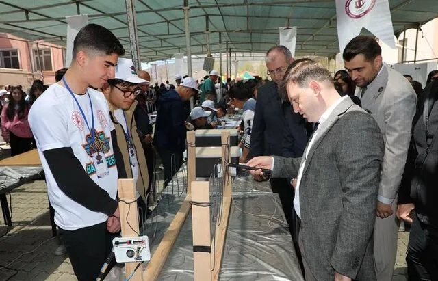Başkale Bilim ve Teknoloji Festivali’nde genç dahiler projelerini tanıttı