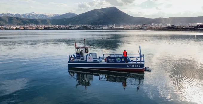 Van Gölü’nde Mavi Nefes Sezonu Başladı: Ahtapot Temizliği