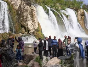 Muradiye Şelalesi coştu, ziyaretçi akını başladı!