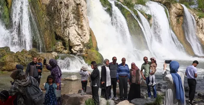 Muradiye Şelalesi coştu, ziyaretçi akını başladı!