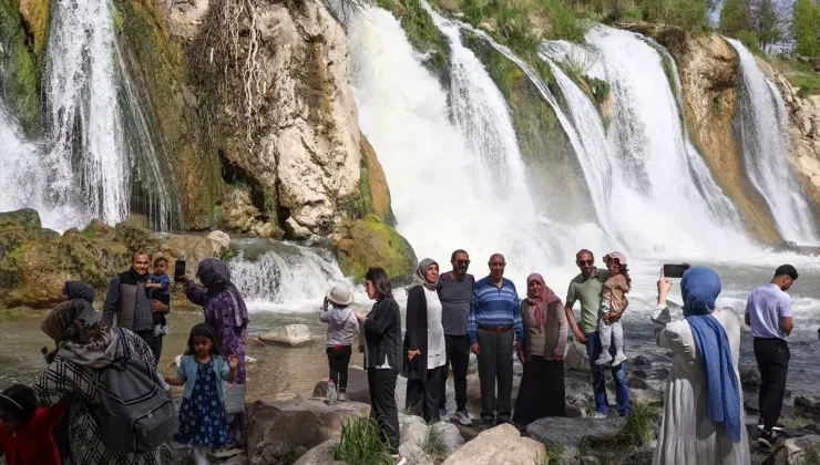 Muradiye Şelalesi coştu, ziyaretçi akını başladı!