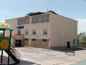 Van’da Öğrenciler Dersteyken, Fırtına Okulun Çatısını Uçurdu!