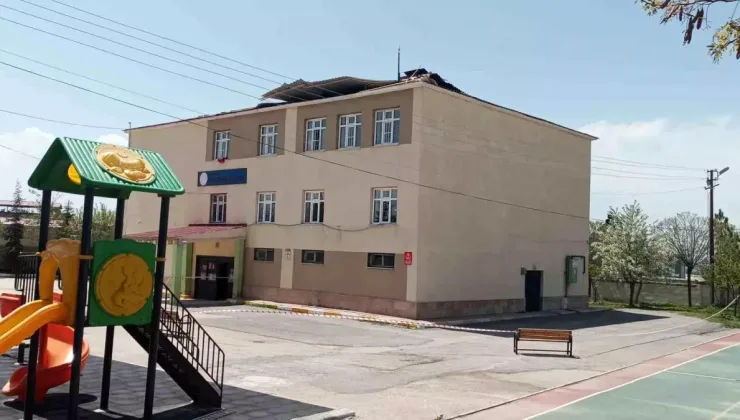 Van’da Öğrenciler Dersteyken, Fırtına Okulun Çatısını Uçurdu!