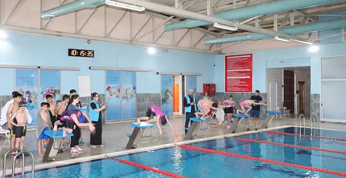 Başkale’de Yüzme Yarışması Nefes Kesti: Genç Sporcular Finalde Ter Döktü