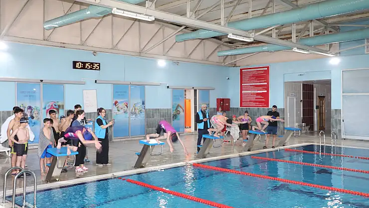 Başkale’de Yüzme Yarışması Nefes Kesti: Genç Sporcular Finalde Ter Döktü