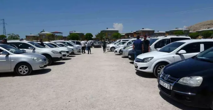Tuşba Oto Pazarı Dolu Ama Boş: Satıcı Çok, Alıcı Yok!