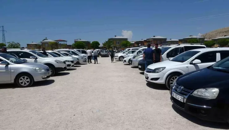 Tuşba Oto Pazarı Dolu Ama Boş: Satıcı Çok, Alıcı Yok!