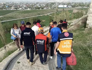 Van Kalesi’nde Gezintiye Çıkan Yaşlı Kadın Kayalıklardan Düştü!