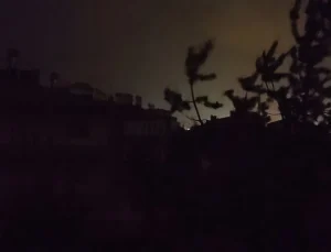 Van’da Şiddetli Fırtına: Kent Karanlığa Gömüldü