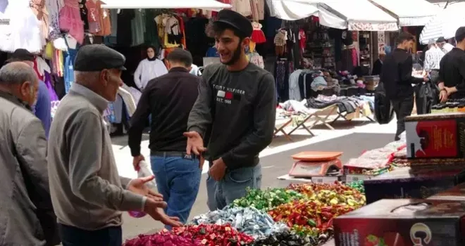 Van’da Bayram Alışverişi Başladı: Tezgâhlarda Renkli Görüntüler