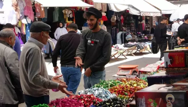 Van’da Bayram Alışverişi Başladı: Tezgâhlarda Renkli Görüntüler