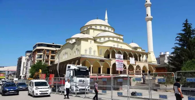 Hz. Ömer Camii Yıkılıyor, Esnaf’tan Duygusal Vedada