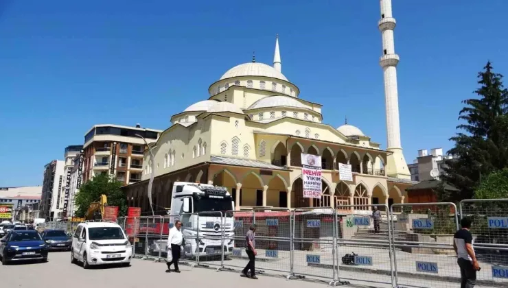 Hz. Ömer Camii Yıkılıyor, Esnaf’tan Duygusal Vedada