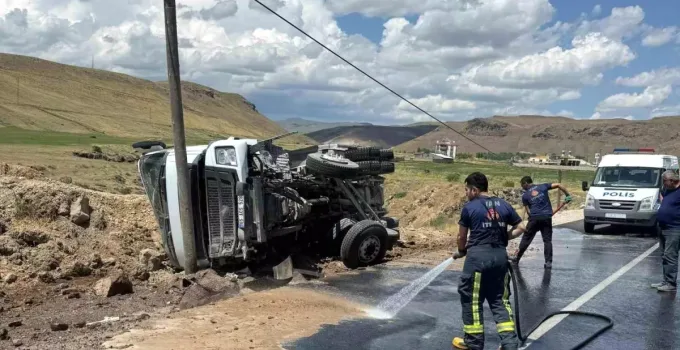 Muradiye’de Kum Yüklü Tır Devrildi: Sürücü Mucizevi Şekilde Kurtuldu