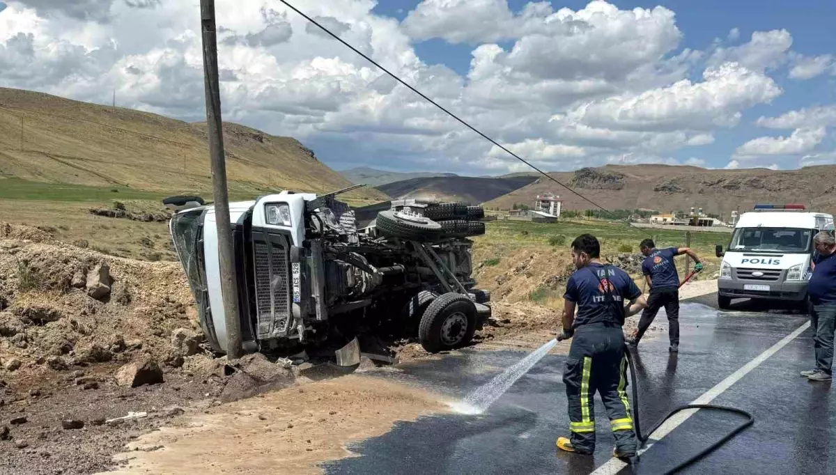 Muradiye’de Kum Yüklü Tır Devrildi: Sürücü Mucizevi Şekilde Kurtuldu
