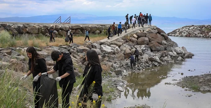 500 Öğrenci Van Gölü İçin Seferber Oldu!