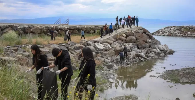 Van Gölü Sahilinde 500 Öğrenci Temizlik Yaptı: “Başka Gölümüz Yok!”