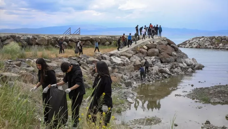 Van Gölü Sahilinde 500 Öğrenci Temizlik Yaptı: “Başka Gölümüz Yok!”