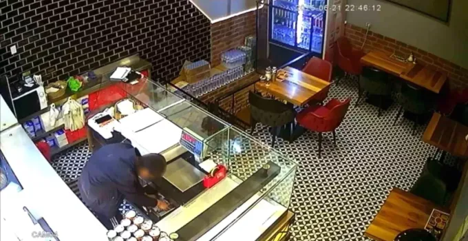 Van’da Börekçide Hırsızlık: Kasadan 7 Bin TL’yi Alıp Kaçtı