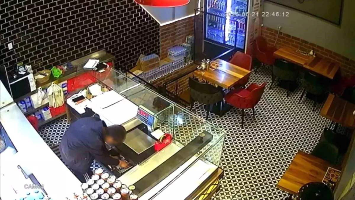 Van’da Börekçide Hırsızlık: Kasadan 7 Bin TL’yi Alıp Kaçtı
