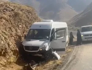 Bahçesaray’da Minibüs Faciası Ucuz Atlatıldı