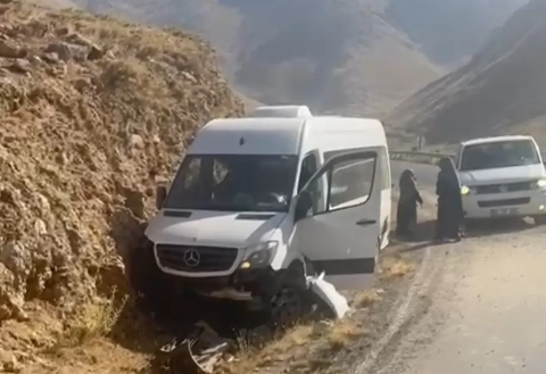 Bahçesaray’da Minibüs Faciası Ucuz Atlatıldı