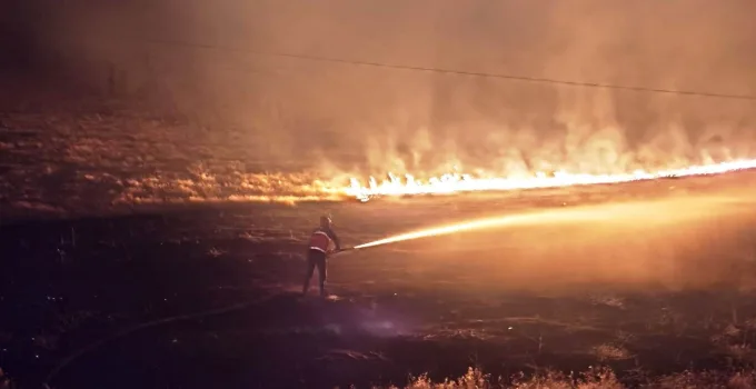 Çaldıran’da Anız Yangını Korkuttu: Evlere Sıçramadan Söndürüldü