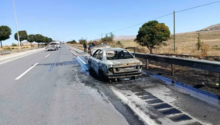 Van’da Seyir Halindeki İran Plakalı Otomobil Alev Alev Yandı