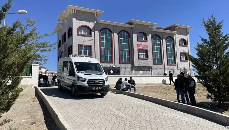 Van’da Silahlı Saldırıda Hayatını Kaybeden Anne ve İki Oğlu Toprağa Verildi