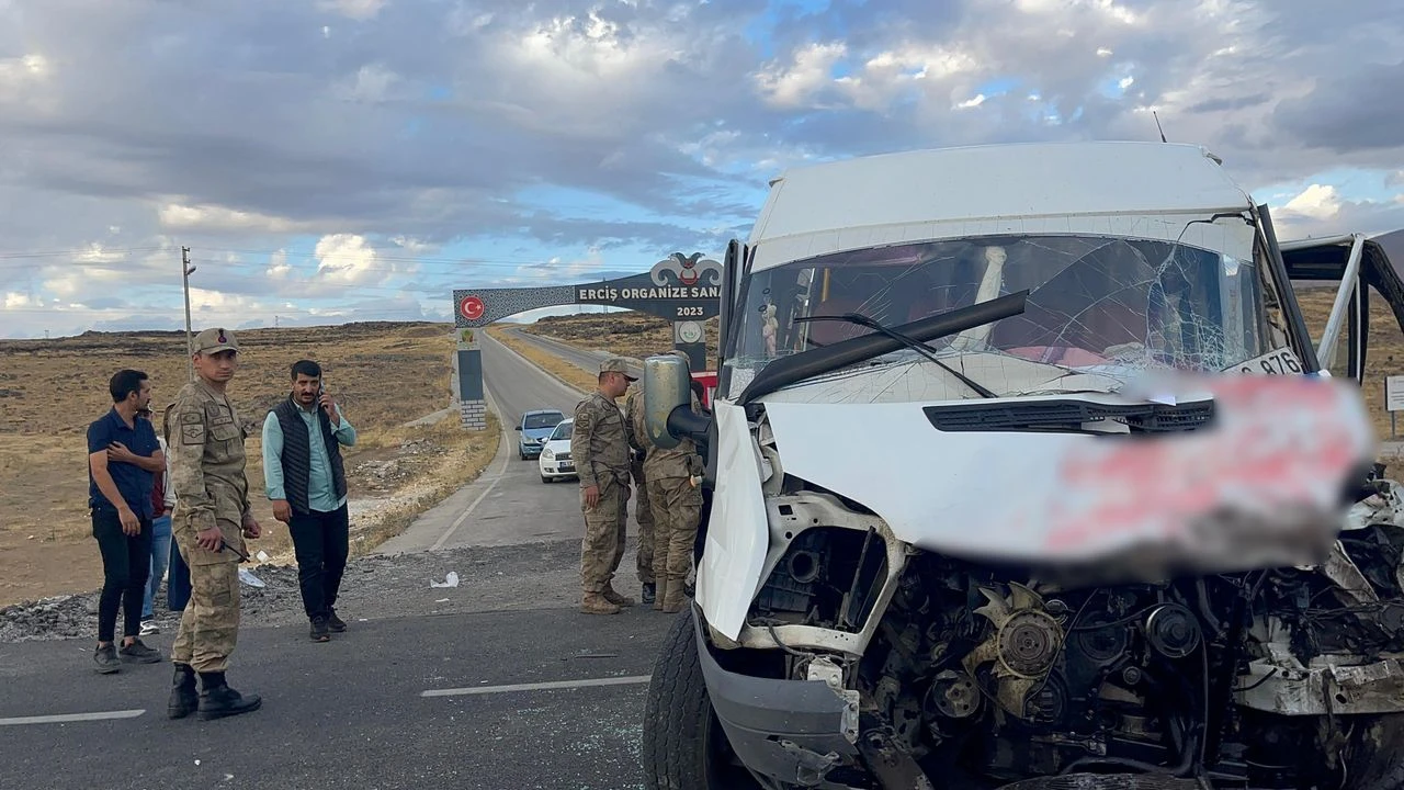Erciş’te Feci Kaza: 14’ü Öğrenci 15 Kişi Yaralandı