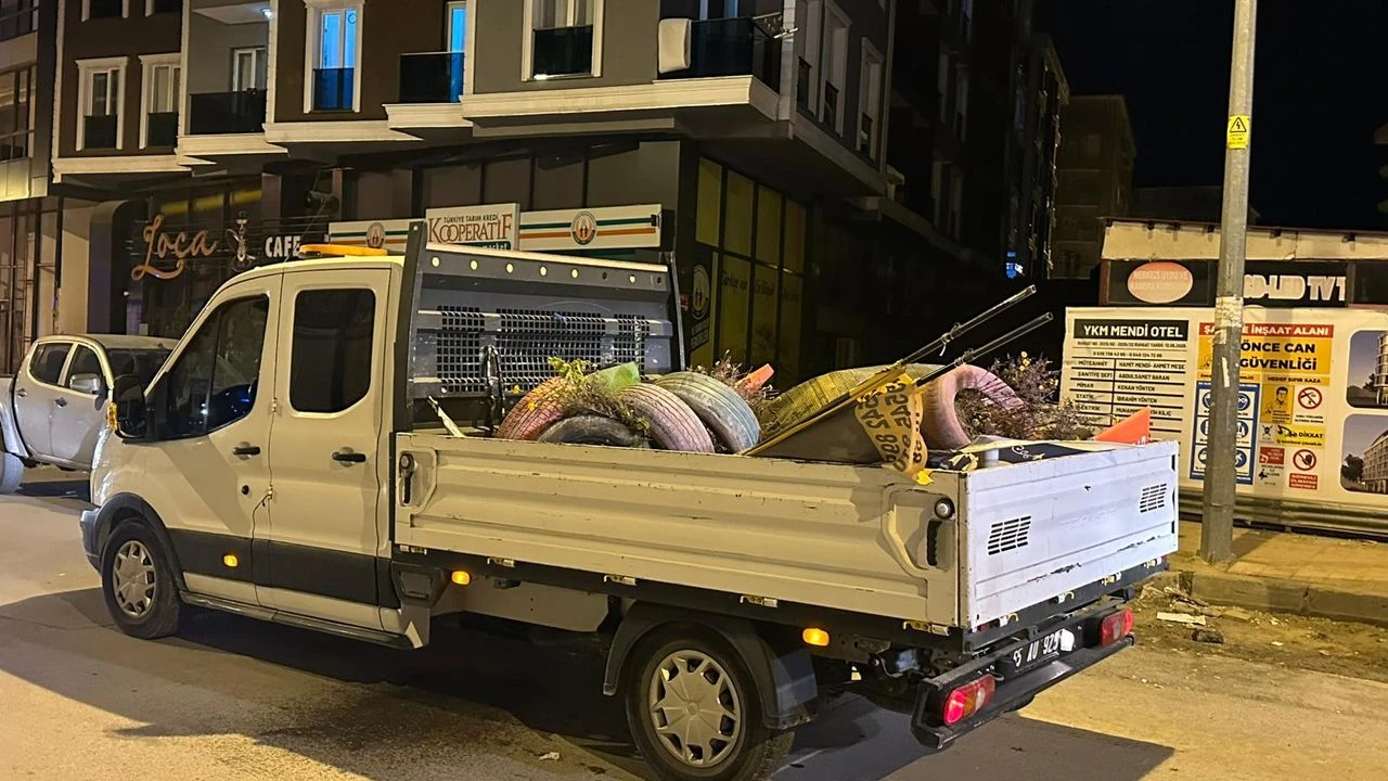 İpekyolu Belediyesi’nden Kaldırım İşgallerine Akşam Mesaisi