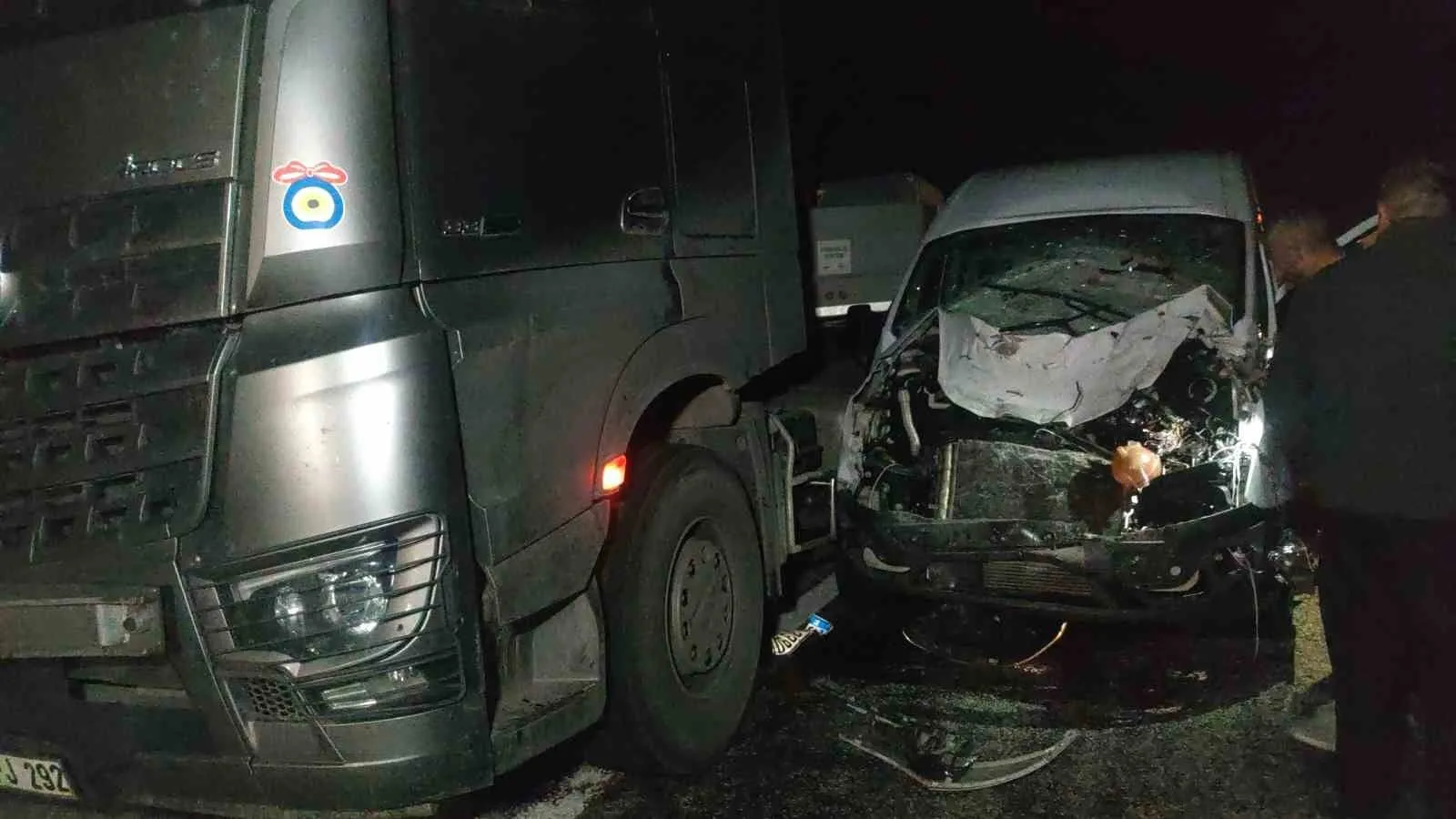 Gevaş’ta Minibüs ve Otomobil İneğe Çarptı: 2 Yaralı