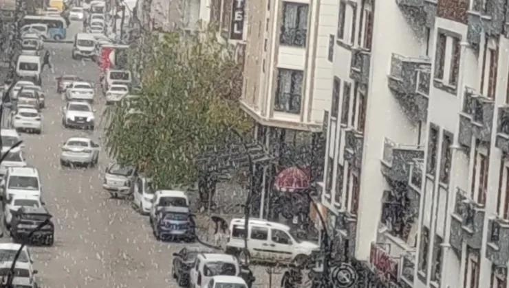 Van’da Kısa Süreli Dolu Yağdı