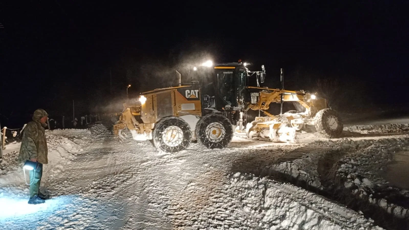 Van’da Kar ve Tipi Hayatı Felç Etti: 341 Yerleşim Yerinin Yolu Kapandı