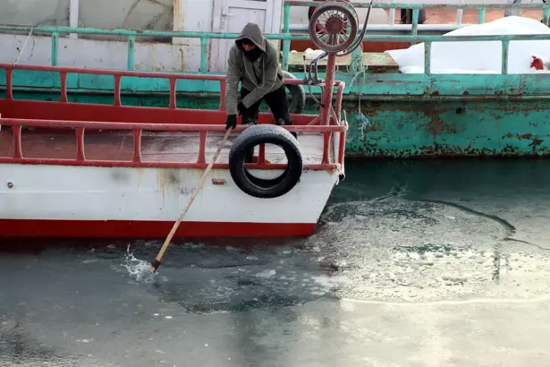 Van Gölü Dondu, Balıkçılar Buzu Kırıp Avlanıyor